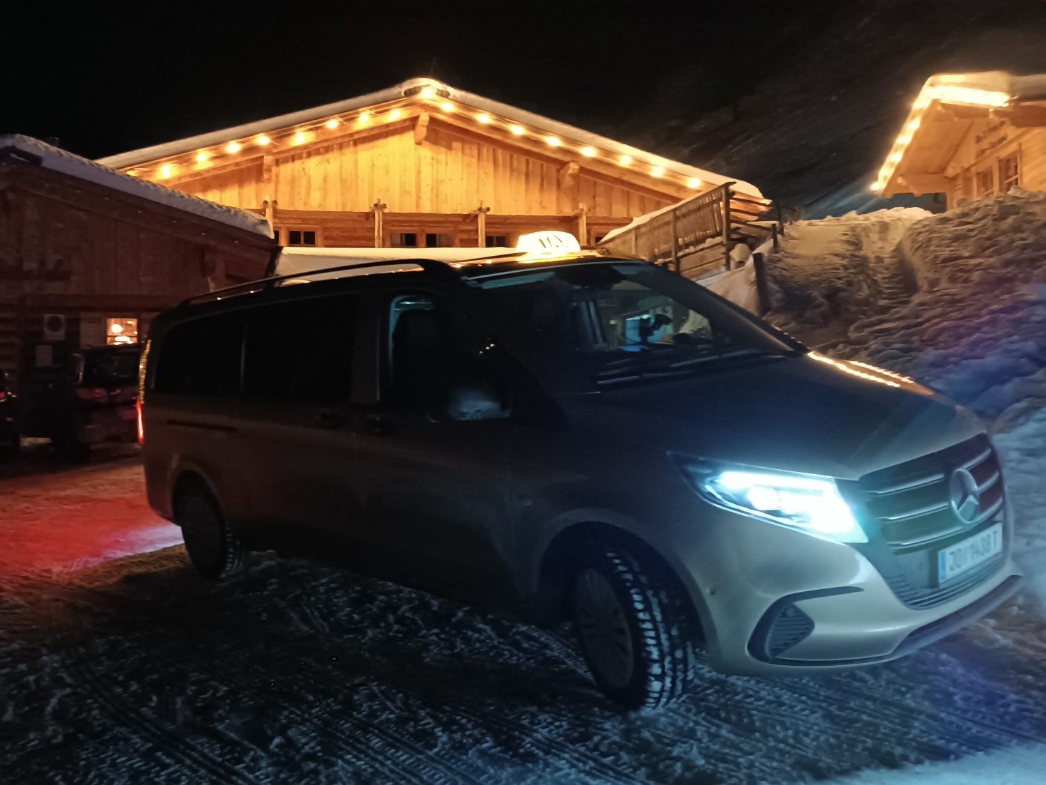 Mercedes Vito bei Schnee in den Bergen von Großarl
Taxi 600